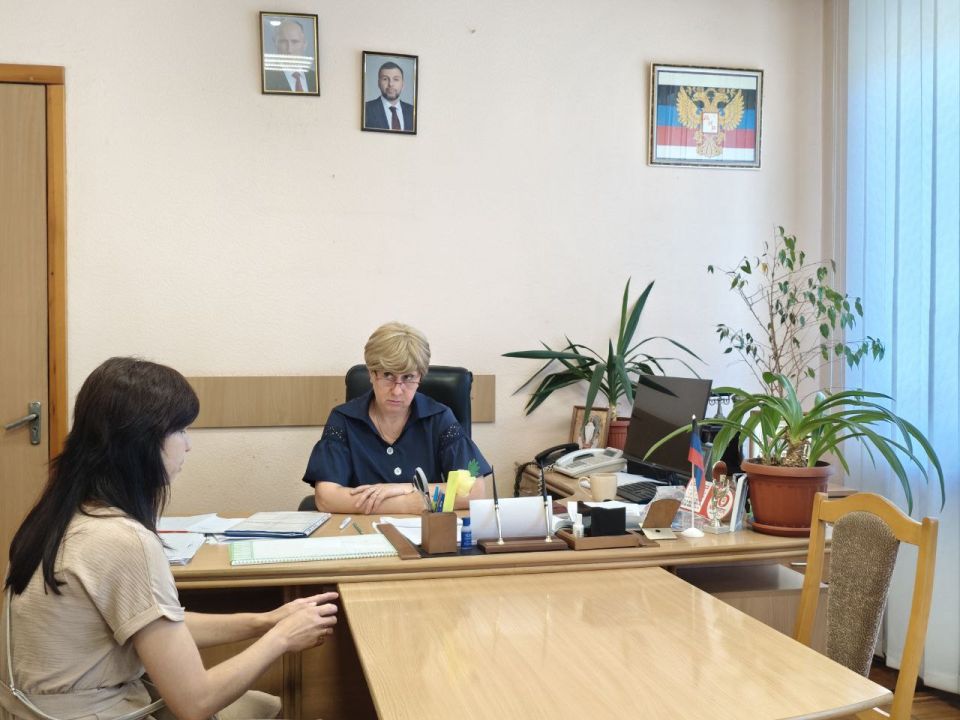 Сегодня, 7 июля, провела личный прием граждан руководитель Управы Пролетарского внутригородского района Администрации г.о. Донецк Елена Рязанцева