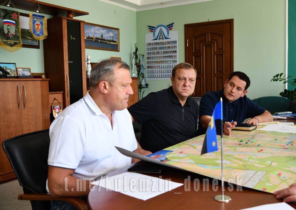 По поручению Главы Донецкой Народной Республики Дениса Владимировича Пушилина, провёл встречу с Министром спорта и туризма ДНР Юрием Мартыновым, в ходе которой обсудили вопросы строительства спортивных объектов на территории...