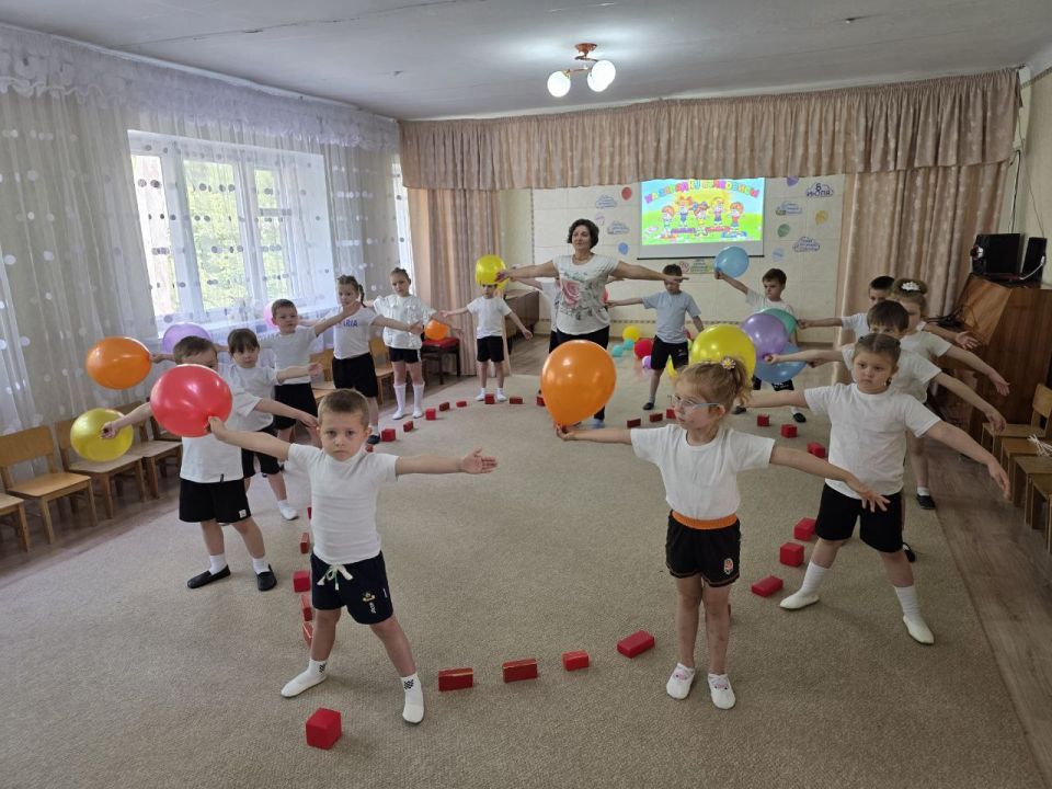 Юрий Будрин: В рамках Всероссийской акции «Родные – Любимые», приуроченной к празднованию Дня семьи, любви и верности, в Кировском районе прошёл марафон зарядок, в котором приняли участие воспитанники ГКДОУ "Детский сад №...