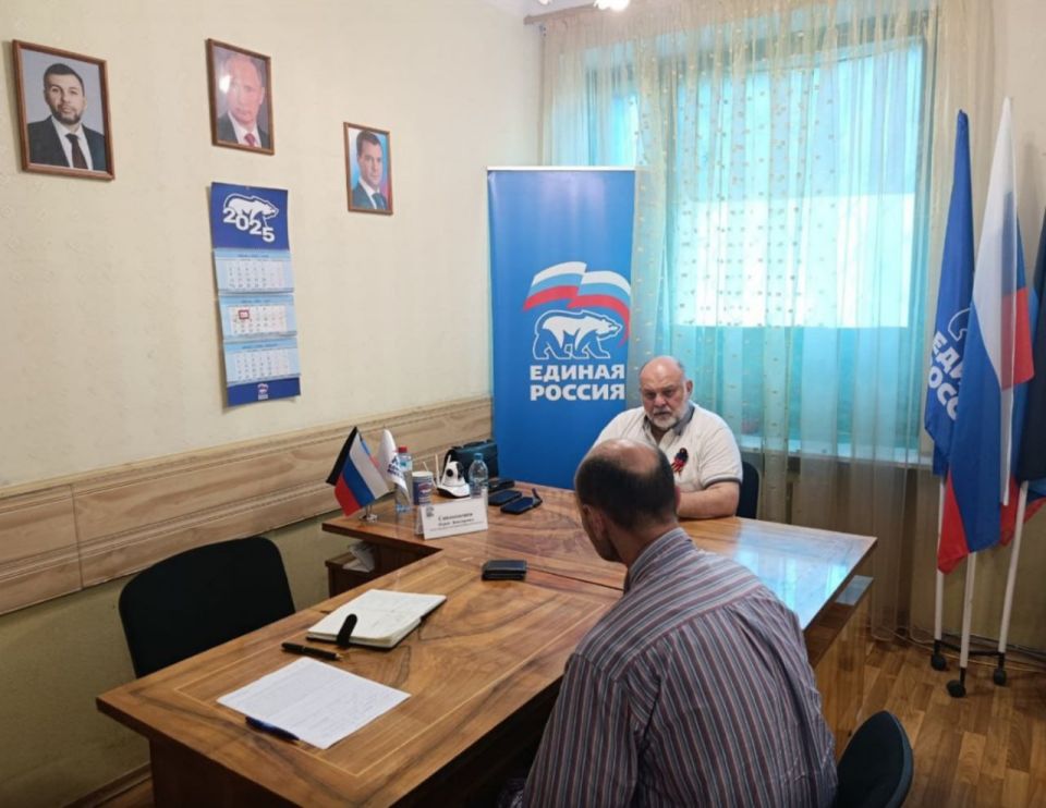 Валентин Левченко: Сегодня, в общественной приемной партии "Единая Россия" Киевского района г.Донецка, депутат Народного Совета ДНР Юрий Сивоконенко провел прием граждан