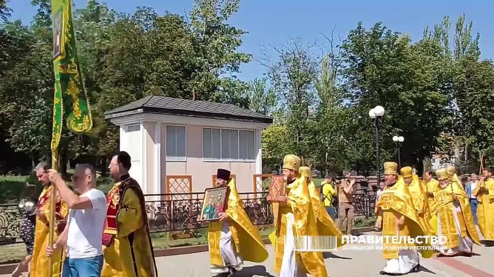 В Донецке в Храме святых благоверных Петра и Февронии прошли Божественная литургия и крестный ход в честь Дня семьи, любви и верности