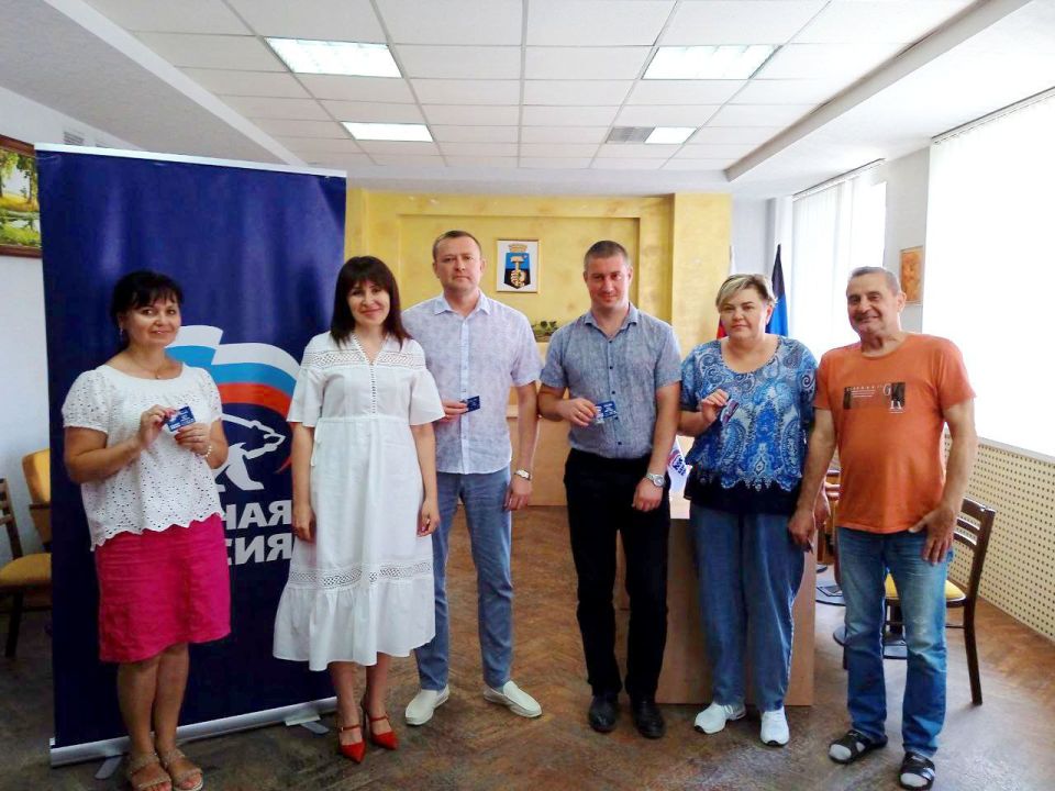 Вручение партийных билетов партии "ЕДИНАЯ РОССИЯ"