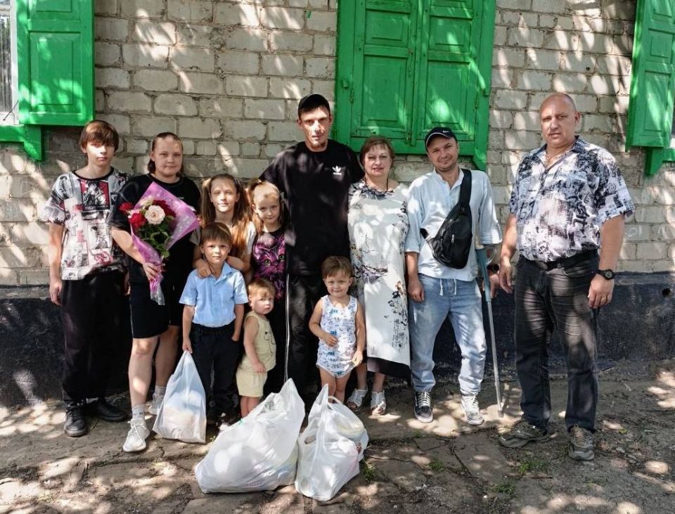 В Макеевке поздравили многодетную семью ветерана боевых действий с Днем семьи, любви и верности