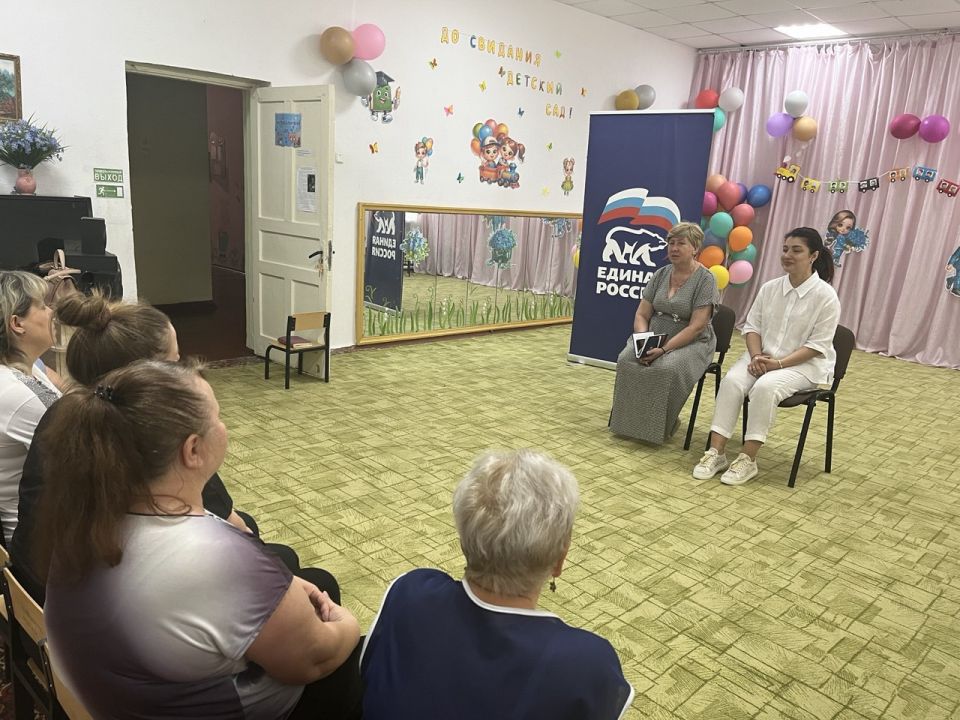 Елена Рязанцева: Сегодня, 9 июля, прошла встреча руководителя Управы Пролетарского внутригородского района Администрации городского округа Донецк Елены Рязанцевой с трудовым коллективом дошкольного учреждения «Детский сад №...