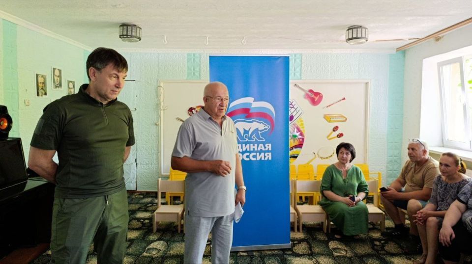 Наталья Бегуненко: В четверг, 10 июля, первый заместитель руководителя Управы Петровского внутригородского района Администрации городского округа Донецк Плахутин Юрий Иванович провел встречу с трудовым коллективом...