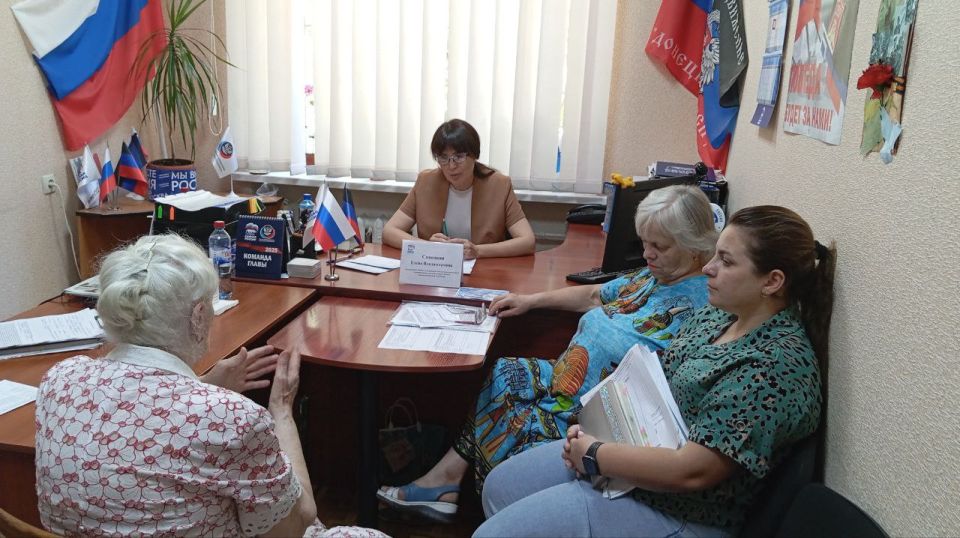 Сегодня, 10 июля, руководитель Управы Калининского внутригородского района Администрации городского округа Донецк Елена Синецкая провела приём граждан в общественной приёмной Всероссийской политической партии «Единая Россия»