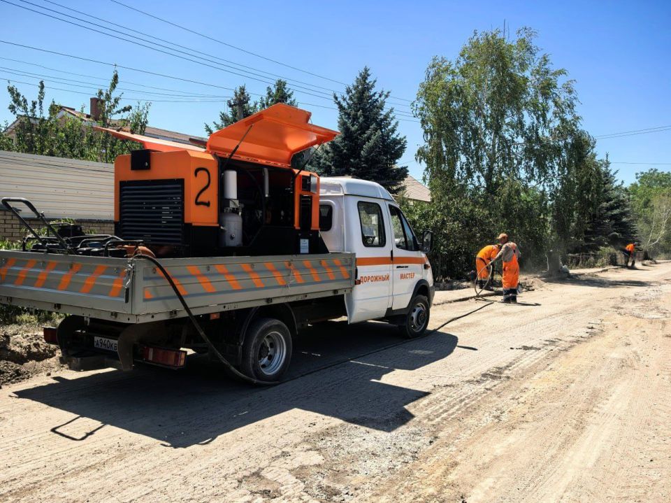 Александр Бондаренко: Продолжая объезд наших ремонтируемых дорожных объектов, заехал на хутор Широкий в Ленинском районе Донецка, где ремонтируем улицу Днестровскую