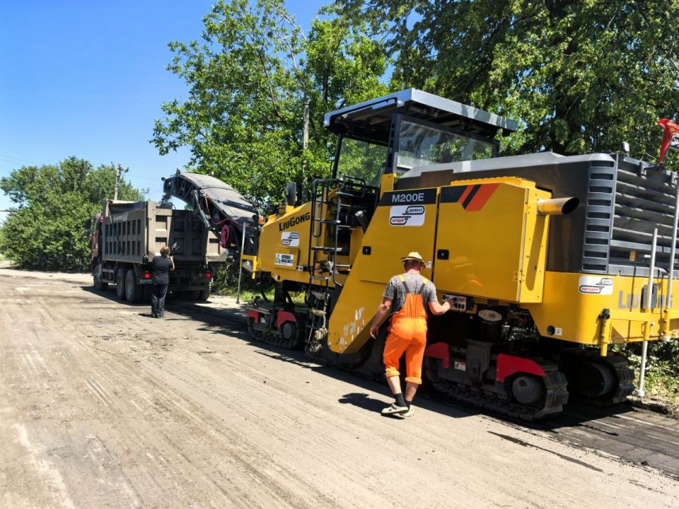 Александр Бондаренко: Как продвигается ремонт дорог и какие пожелания у местных жителей к дорожным работам узнал в ходе рабочей поездки в Кировский район Донецка