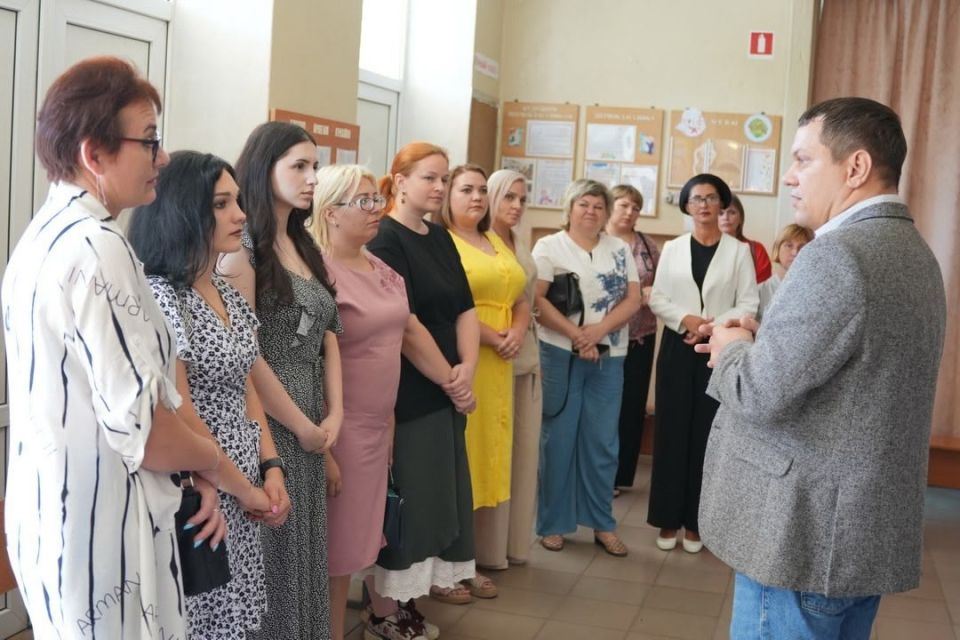 Министр образования и науки ДНР Олег Трофимов встретился с родителями и педагогами Кировского района