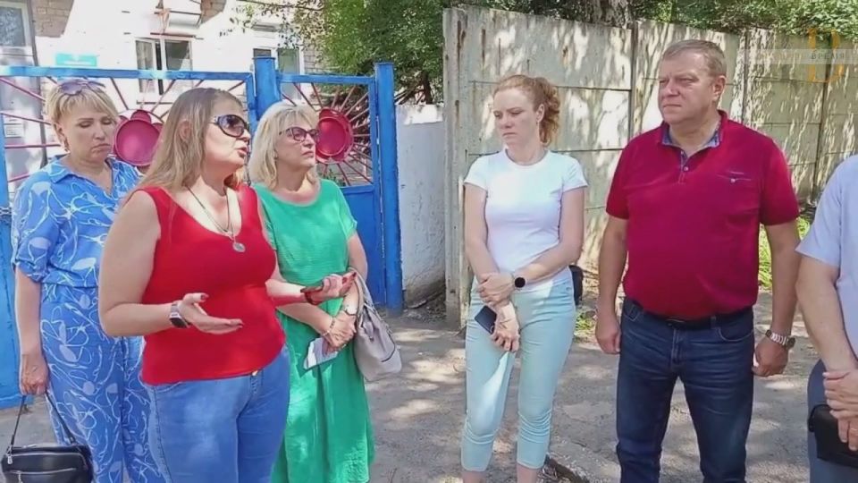 “Должно быть 39, а по факту 4”: в Ворошиловском районе Донецка катастрофически не хватает дворников