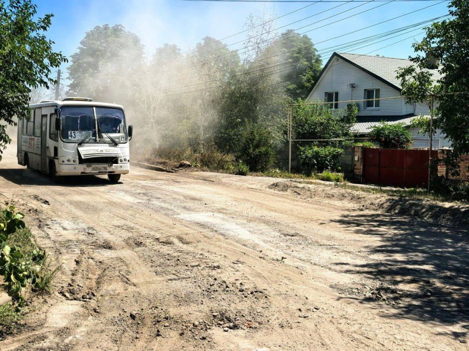 «От дороги практически ничего не осталось»: В Ленинском районе Донецка за счет федерального бюджета ремонтируют улицу Днестровскую