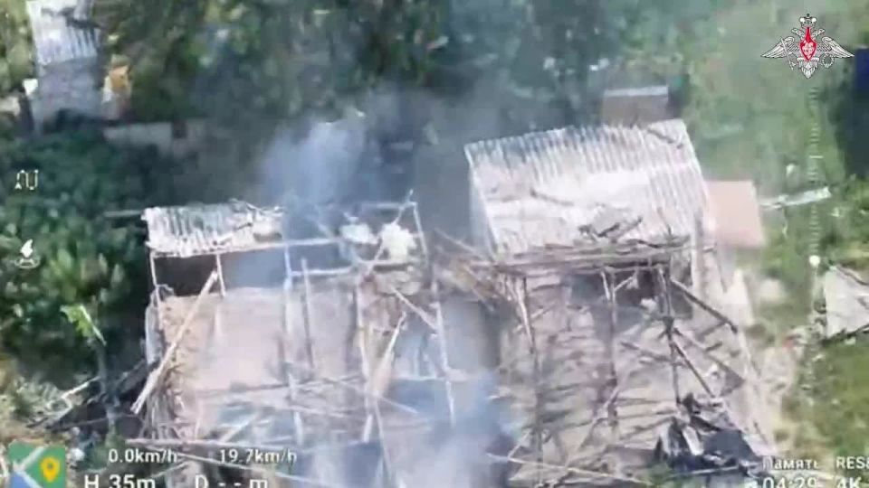 Минобороны России: На Южно-Донецком направлении расчёты FPV-дронов группировки «Восток» отработали по пункту управления БПЛА противника, а расчёты БМ-21 «Град» накрыли позиции ВСУ в районе населённого пункта Карла Маркса