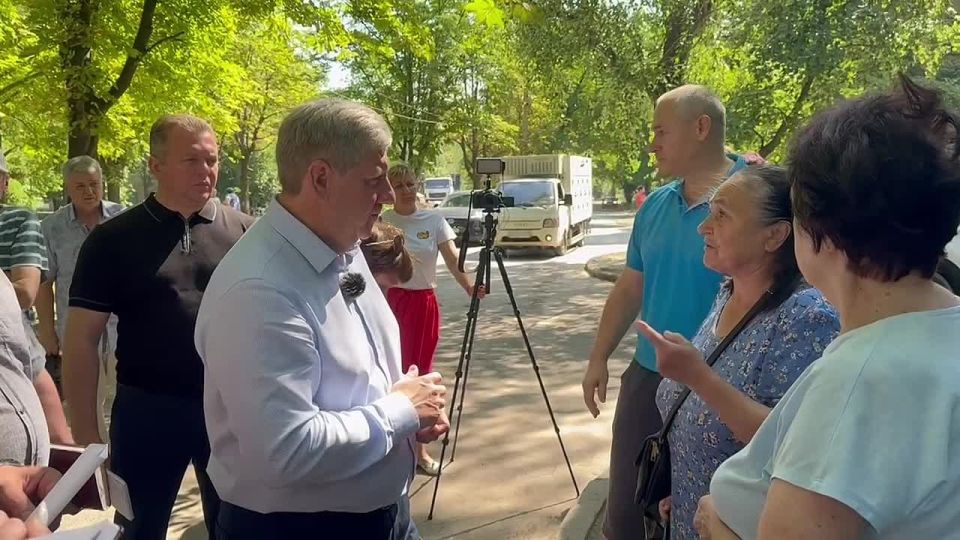 15 июля в Калининском районе Донецка по ул. Краснофлотской прошёл сход граждан с участием представителей власти и управляющей организации