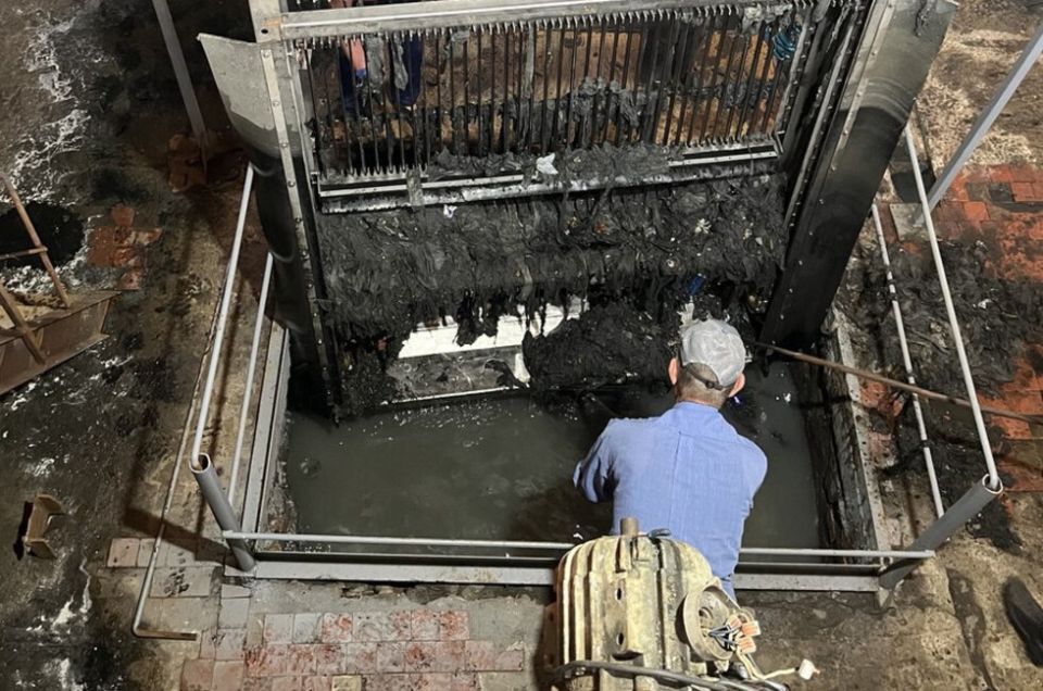 Минстрой бьет тревогу: канализационные сети Донецка на грани коллапса из-за мусора