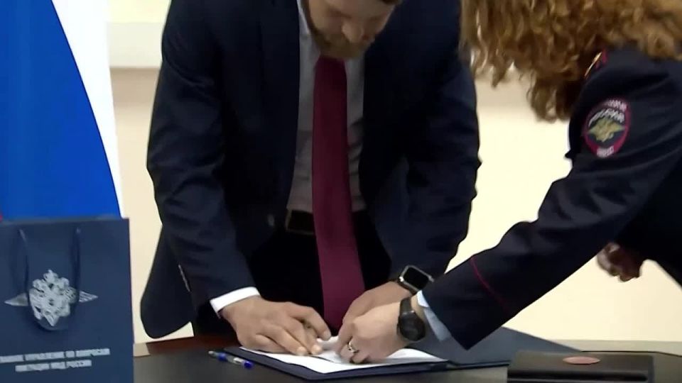 В представительстве ДНР в Москве прошла торжественная церемония вручения Мартиндейлу российского паспорта и высшей награды Донецкой Народной Республики