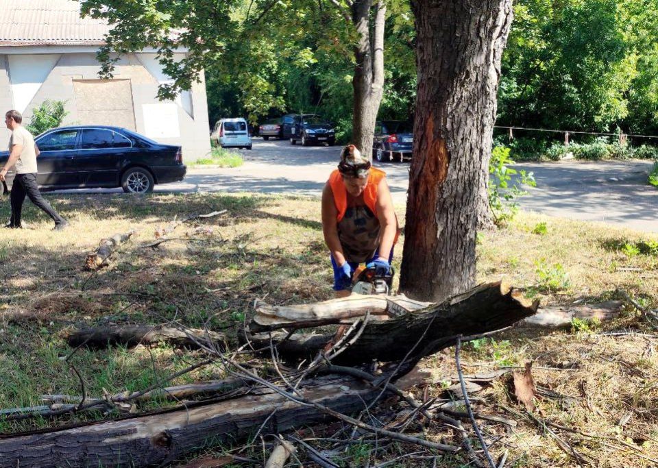 Иван Адамец: В Куйбышевском районе продолжаются работы по ликвидации последствий сильного ветра