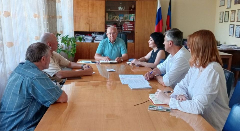 Наталья Бегуненко: Первый заместитель руководителя Управы Петровского внутригородского района Администрации городского округа Донецк Плахутин Юрий Иванович провел заседание спортивного комитета по вопросам подготовки и...