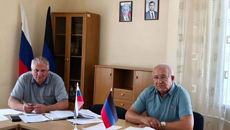 Наталья Бегуненко: Сегодня, 17 июля, первый заместитель руководителя Управы Петровского внутригородского района Администрации городского округа Донецк Плахутин Юрий Иванович провел совещание с сотрудниками коммунальных служб...