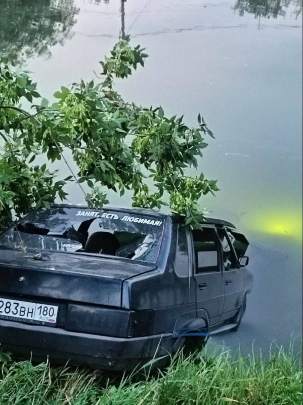 Очевидцы сообщают, что подростки утопили машину на пивзаводе в Кировском районе Донецка