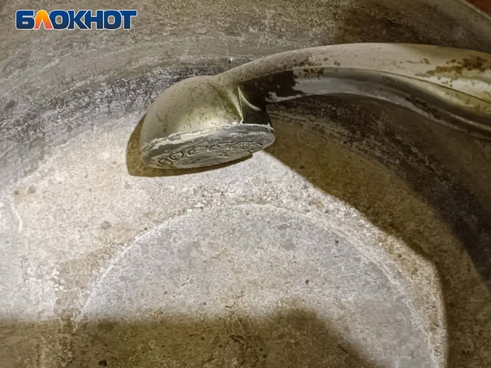 Засуха в трубах и жара на улице: жители Донецка жалуются на плохое водоснабжение