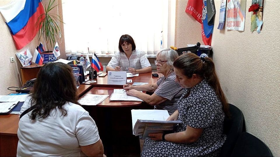 Руководитель Управы Калининского внутригородского района Администрации городского округа Донецк Елена Синецкая провела приём граждан в общественной приёмной Всероссийской политической партии «Единая Россия»