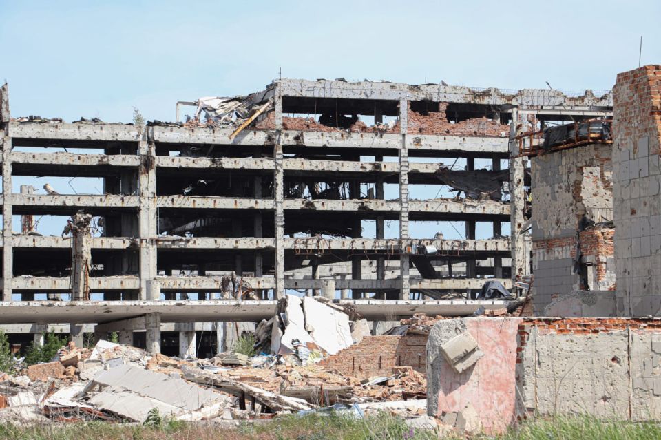 Принято решение о восстановлении донецкого аэропорта, заявил в ходе прямой линии министр транспорта Александр Бондаренко