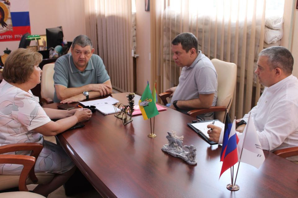 Иван Приходько: Во исполнение поручения Главы Донецкой Народной Республики Дениса Владимировича Пушилина сегодня провел встречу с Министром образования и науки ДНР Олегом Владимировичем Трофимовым