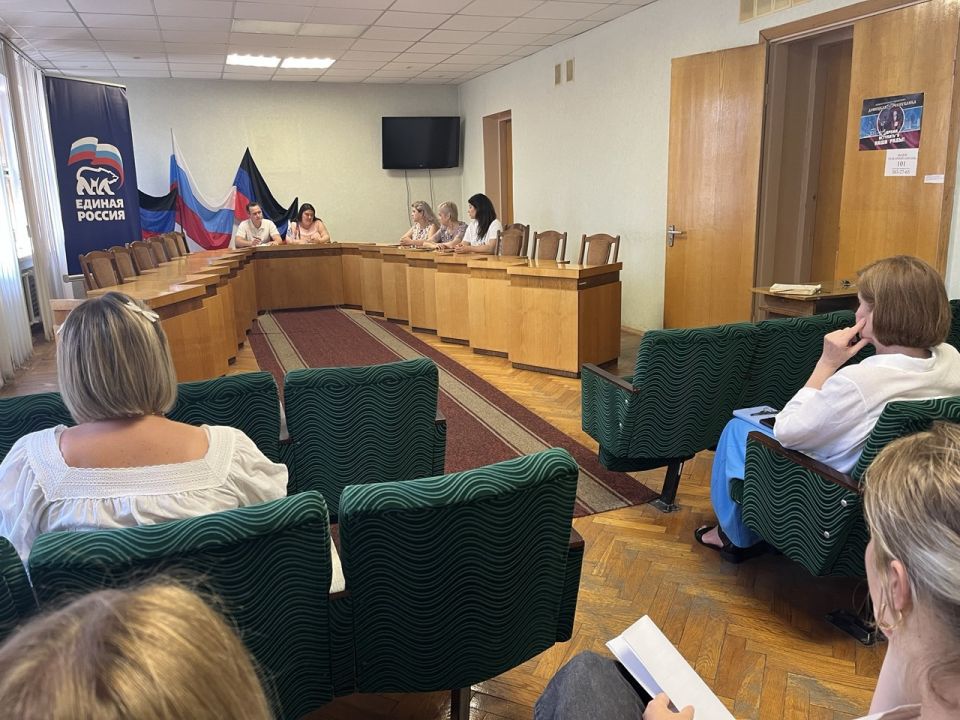 Сегодня, 18 июля, в Пролетарском внутригородском районе прошла встреча с трудовым коллективом Управления труда и социальной защиты населения администрации Пролетарского района