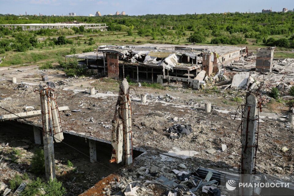 Разработан план восстановления аэропорта в Донецке, сообщил министр транспорта республики Александр Бондаренко