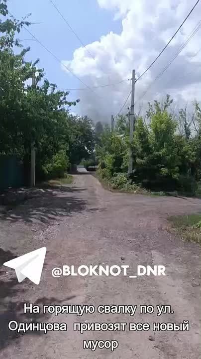 Донецк задохнется: на горящую свалку в столице ДНР продолжают свозить ветки и мусор