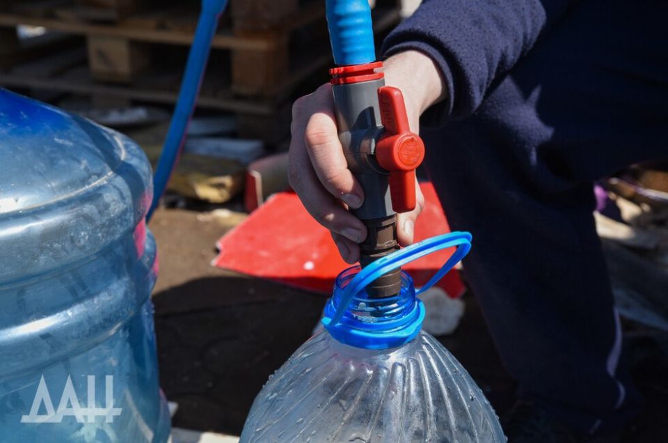 Администрация Донецка совместно с «Водой Донбасса» увеличит объемы подвоза воды в Кировский и Петровский районы, в городе будут установлены дополнительные емкости, сообщил Глава ДНР Денис Пушилин по итогам оперативного...