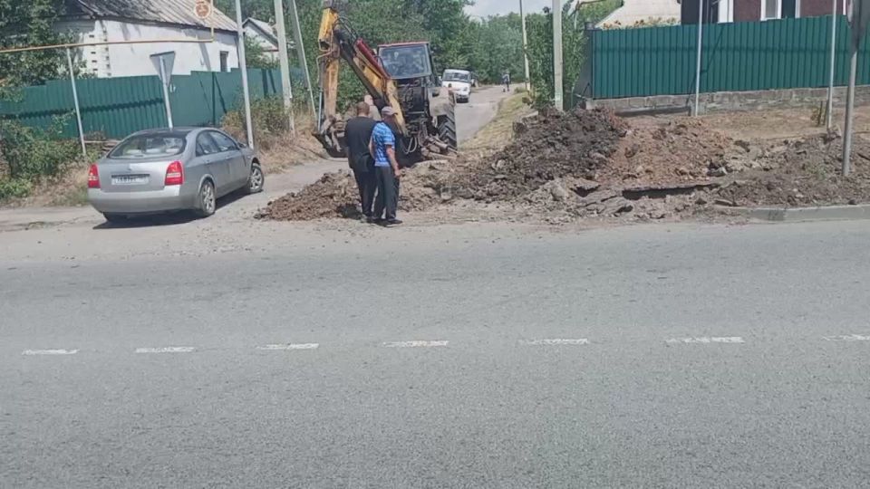 Андрей Бедило: Что бы устранить порыв воды под республиканской трассой,по улице Ленина были проложены новые водоводы по обоим сторонам улицы
