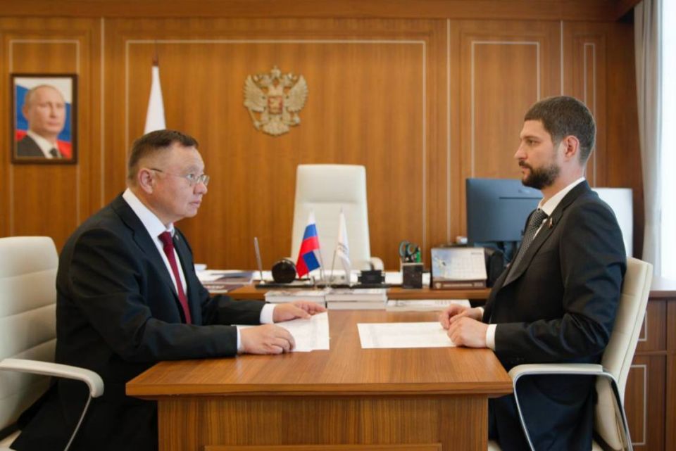 Глава Минстроя России Ирек Файзуллин провел рабочую встречу с сенатором РФ от ДНР Александром Волошиным