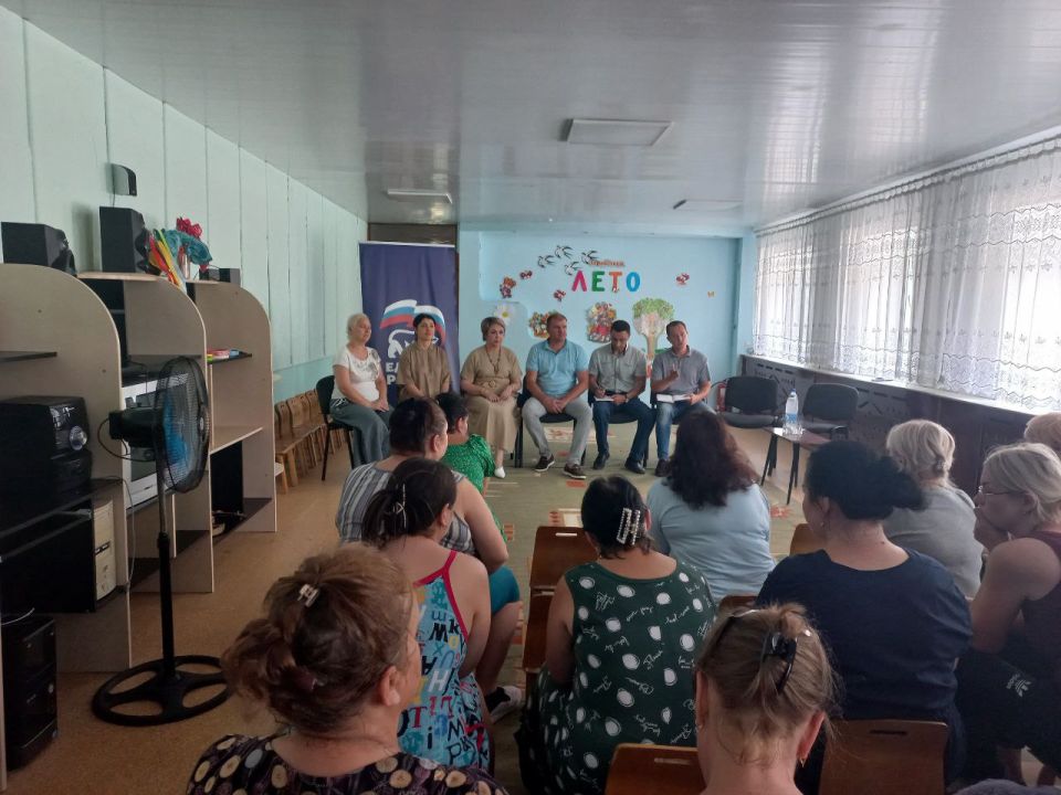 Сегодня, 23 июля, в Пролетарском внутригородском районе прошла встреча с трудовым коллективом ГБДОУ «Детский сад №168 комбинированного вида г.о. Донецк». На встрече присутствовали депутат НС ДНР Андрей Филатов, депутаты...