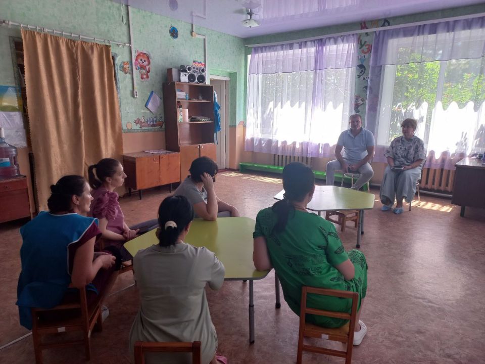 Сегодня, 24 июля, в Пролетарском внутригородском районе прошла встреча руководителя Управы Елены Рязанцевой с трудовым коллективом детского сада № 331 при участии депутата городского совета ДНР Виталия Воловика