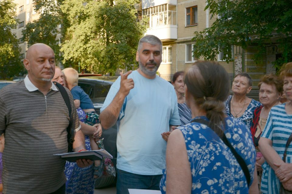 Заместитель Председателя Народного Совета ДНР Алексей Дорофеев (фракция «Новые люди») встретился с жителями улицы Нижнекурганской города Донецк