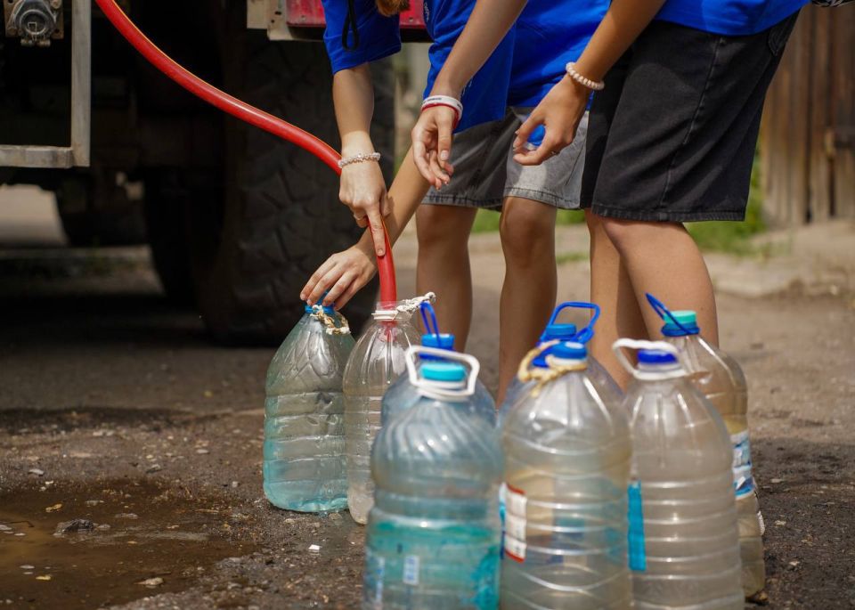 Более 100 волонтеров задействованы в доставке воды маломобильным жителям ДНР