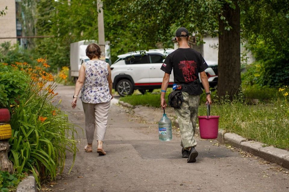 Пожилым и инвалидам воду доставляют волонтеры: заявки принимают в чат-боте главы ДНР