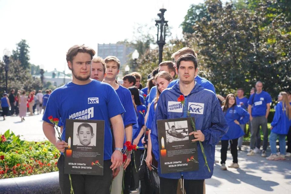 На площади Донецкой Народной Республики в Москве сегодня прошла акция-реквием, приуроченная ко Дню памяти детей — жертв войны в Донбассе