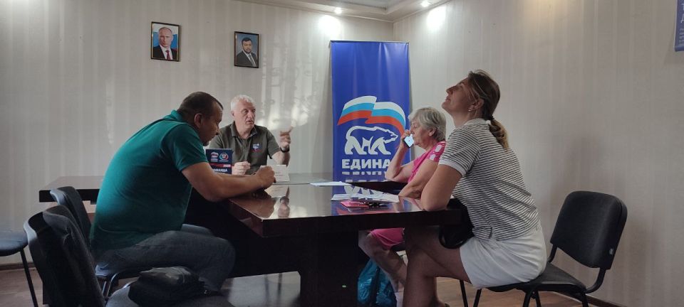 Андрей Бедило: Сегодня, 28 июля 2025 года, провел прием граждан в округе в м.о. Торез. В ходе встречи мы обсудили важные вопросы, касающиеся водоснабжения, капитального ремонта многоквартирных домов, компенсации для семей...