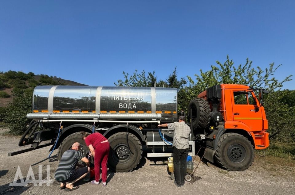 «Везде нас ждут»: воду жителям Донецка возят с утра до вечера