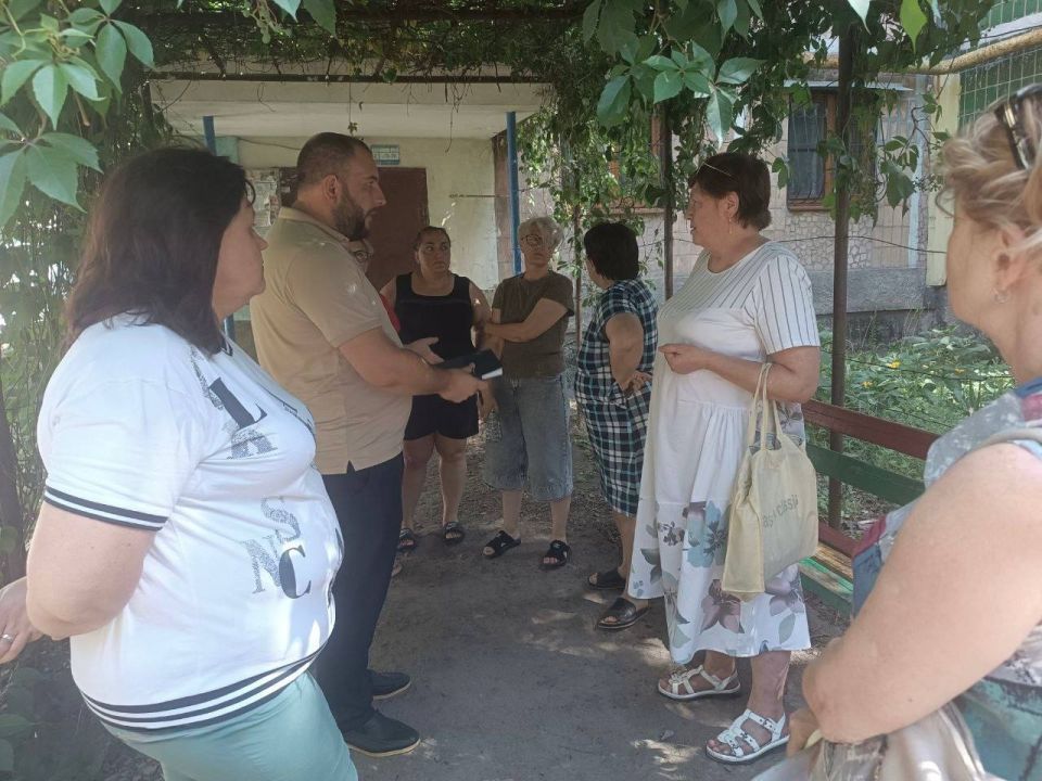 Продолжаются сходы с жителями Ленинского района города Донецка