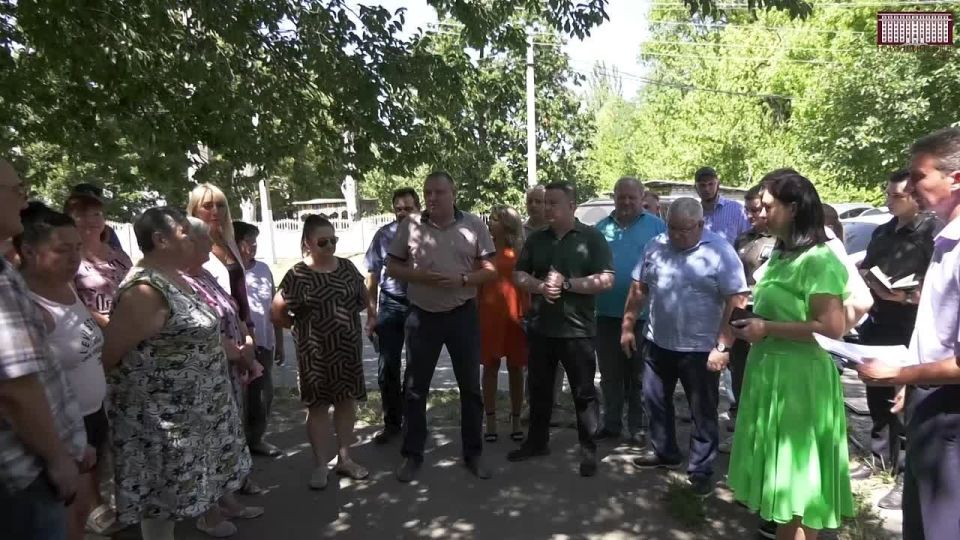 Председатель Народного Совета ДНР Константин Кузьмин провел встречу с жителями, на которой присутствовали депутаты Молодежного Парламента ДНР