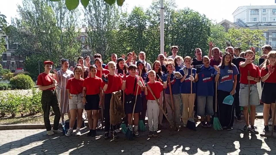 Сегодня 31.07.2025 юнармецы города Донецк приняли участие в общегородском субботнике в рамках акции «Чистый четверг» вместе с представителями городской власти и общественными организациями