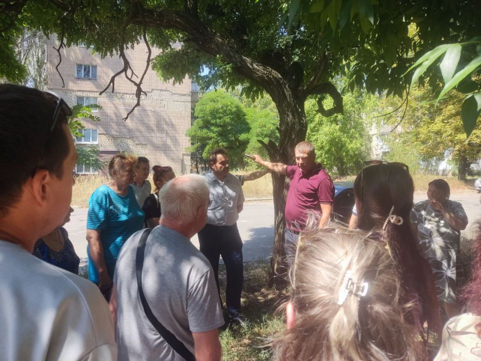 Юрий Будрин: Сегодня, 31 июля 2025 года, по поручению Главы Республики Дениса Пушилина, в рамках проекта "Управдом", реализуемого Единой Россией, в Кировском районе г. Донецка прошел сход с жителями микрорайона "Жилкооп"