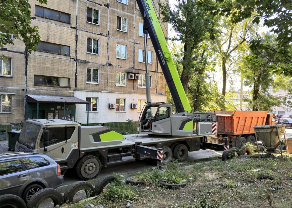 Руководитель управы Куйбышевского внутригородского района Иван Адамец провел встречу с жителями многоквартирного дома по адресу ул. Куйбышева, 202