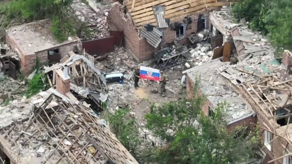 Бойцы развернули российский триколор в Александро-Калиново в ДНР