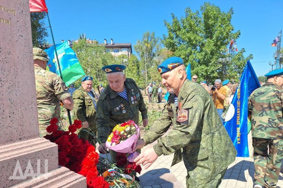 ФОТО: Без купания в фонтане. Десантники возложили цветы к бюсту Маргелова в Донецке