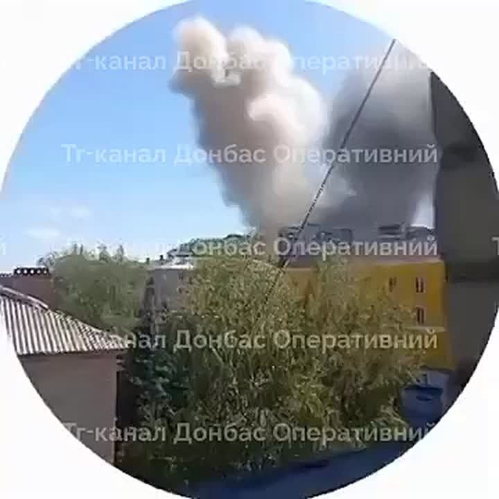 Мощный удар по Дружовке: местные жители сообщают о прилете по зданию ТЦК