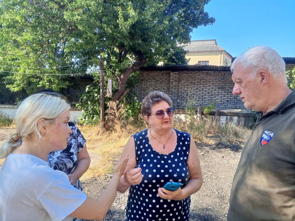 Андрей Бедило: Провели встречу с жителями дома №18 по улице 50 лет СССР г.о.Торез. Был один вопрос - размещение емкостей для воды большого объема (500 литров) в местах общего пользования МКД (подвале), без согласования с...